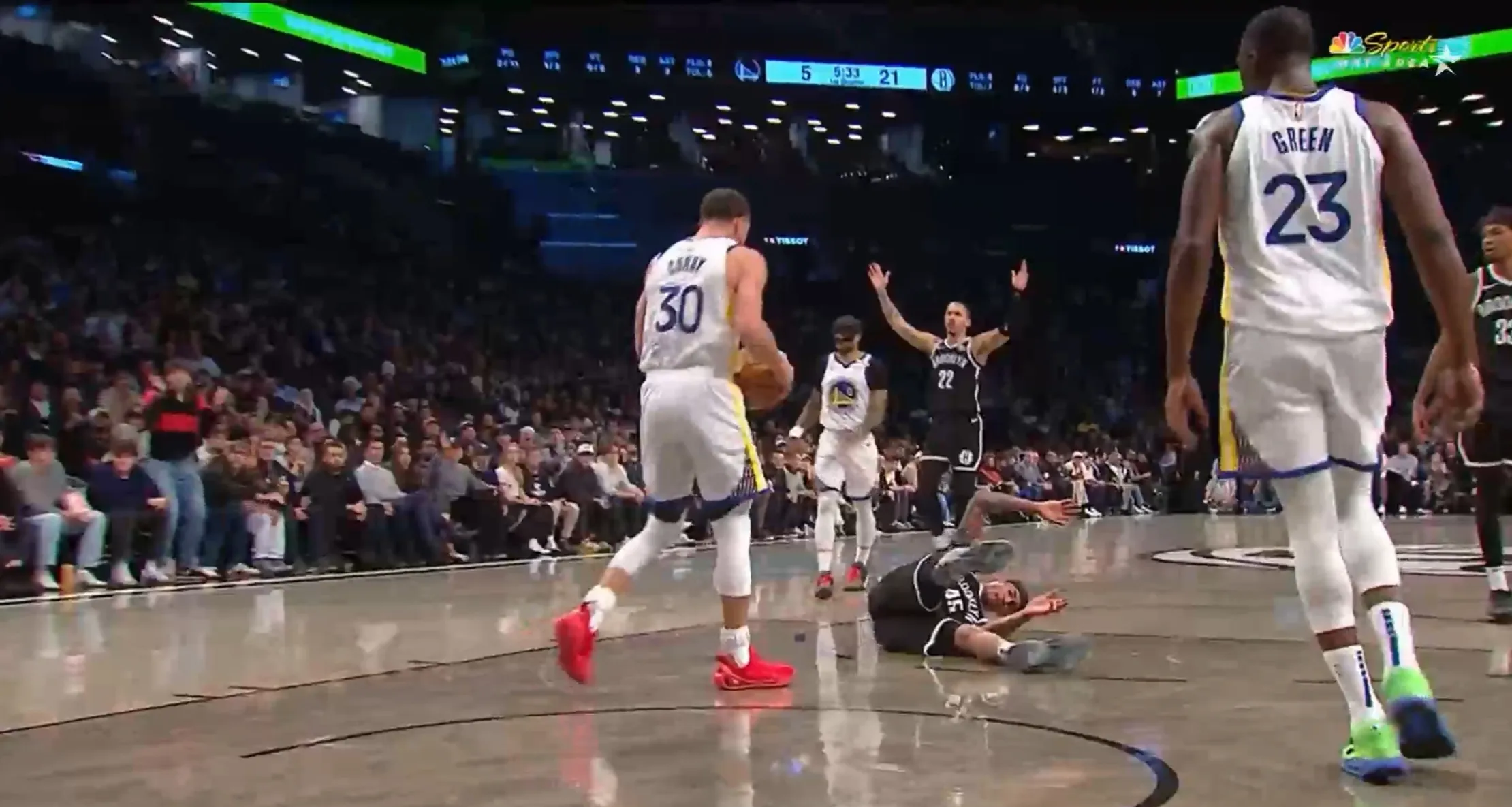 爱游戏体育库里回归赛场，回归赛场首场状态亮眼，篮网观众沸腾！的简单介绍